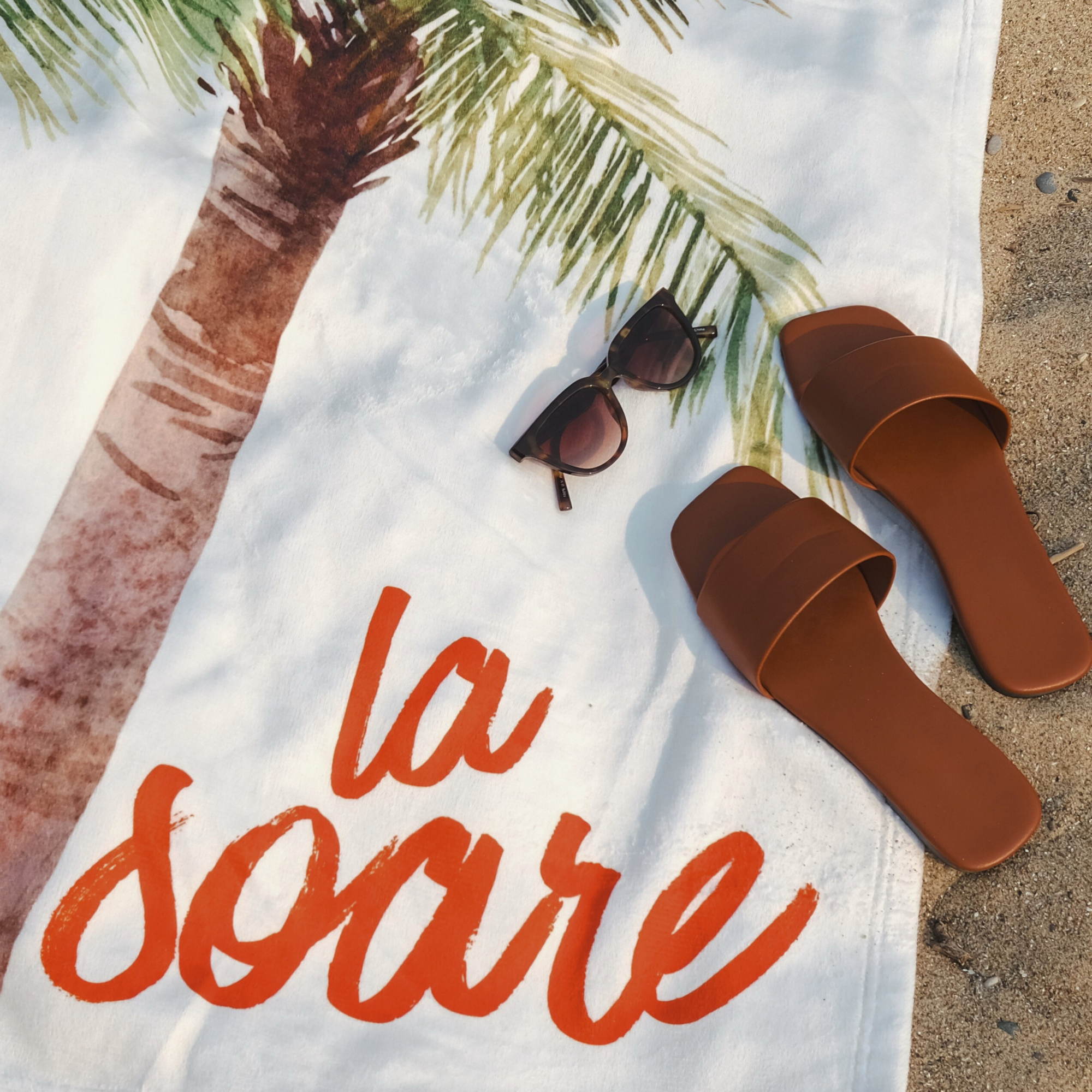 Romanian La Mare, La Soare Beach Towel