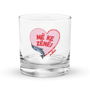 Clear rocks glass with fishing heart design and Albanian text “Më ke zënë.”