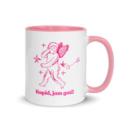 White mug with pink handle and interior featuring a cupid illustration and the Albanian phrase “Kupíd, jam gati!”