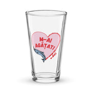 Clear pint glass with fishing heart design and Romanian text “M-ai agățat.”