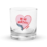 Clear rocks glass with fishing heart design and Romanian text “M-ai agățat.”