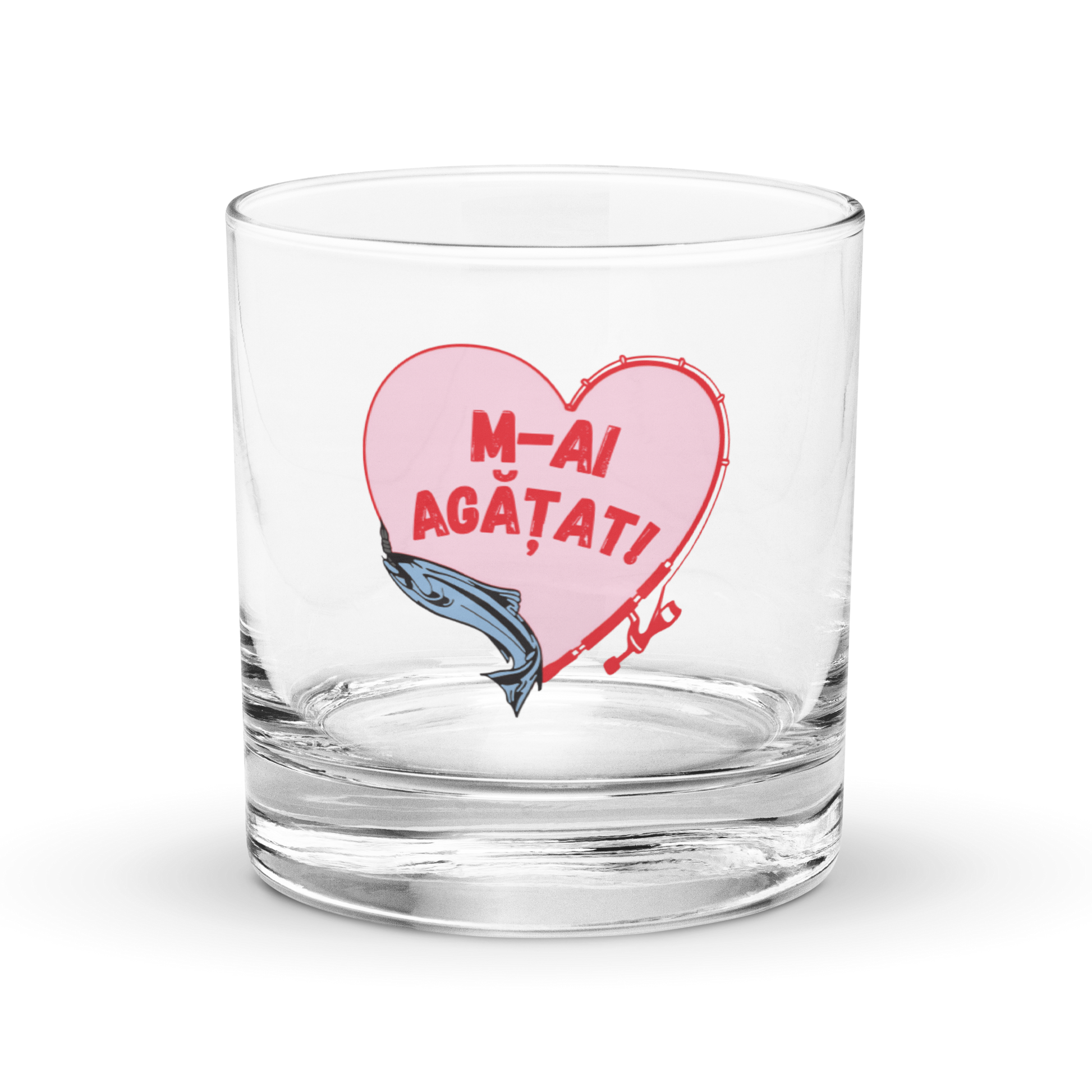 Clear rocks glass with fishing heart design and Romanian text “M-ai agățat.”