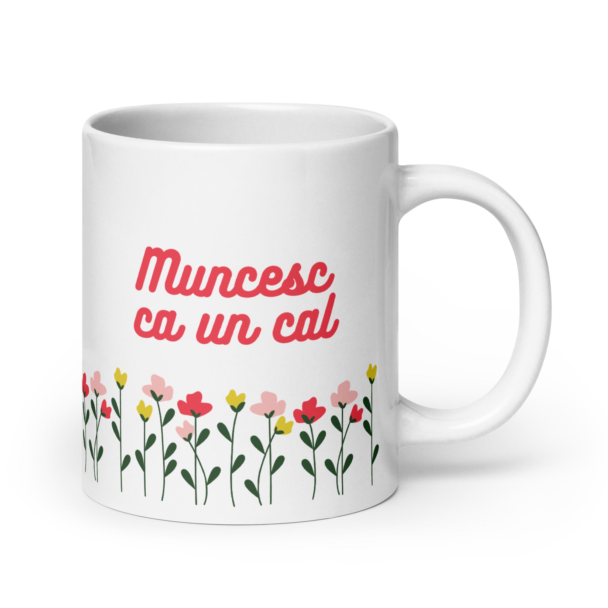 White mug with red text reading “Muncesc ca un cal” above colorful flowers.