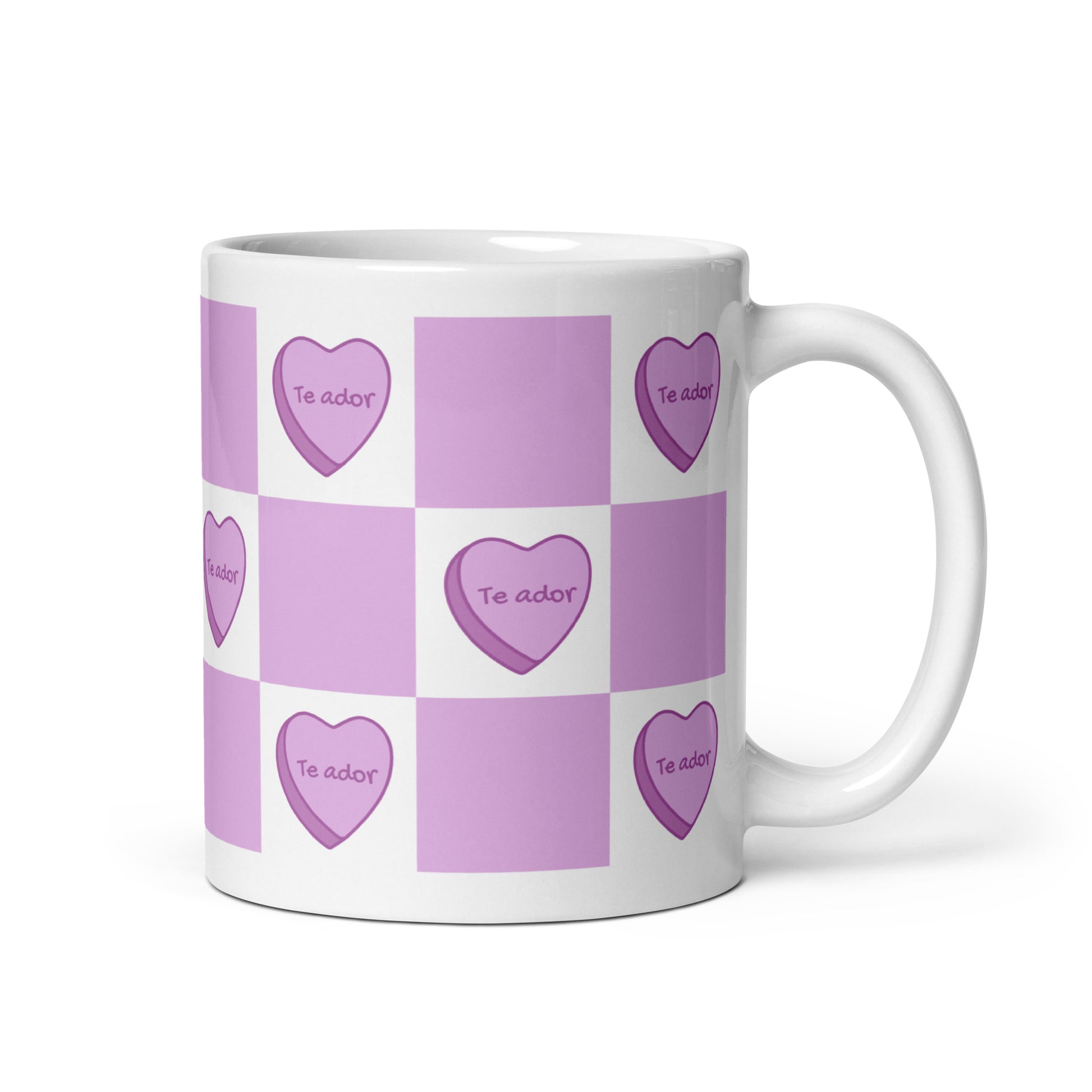 White mug with lavender checkered pattern and heart designs reading “Te ador.”