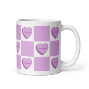 White mug with lavender checkered pattern and heart designs reading “Të dua.”